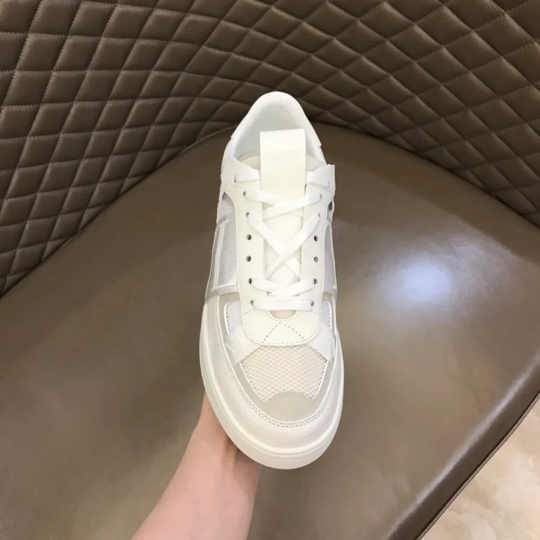 p440 "Valentin*" new spring and summer calfskin lace-up sneakers. No man should be able to refuse these shoes. The classic color scheme is so handsome! Purchase a high-precision replica of the original version to instantly sell off the market currency! 6 VLTN logo rubber effect straps - Valentino Garavani Logo printed on the back and tongue, all materials are customized to ensure quality! Size: 38-44